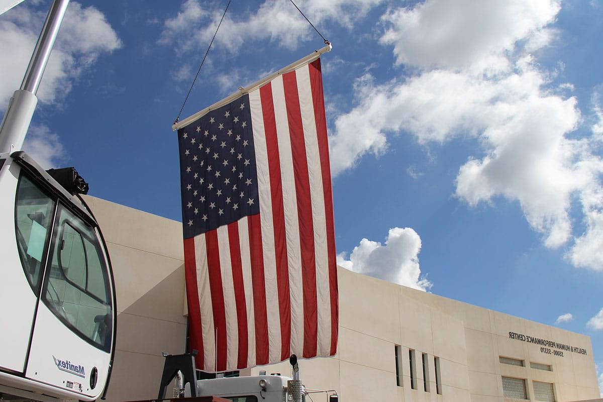 2022年，美国国旗悬挂在SJCs退伍军人中心的健康与人类表现中心前